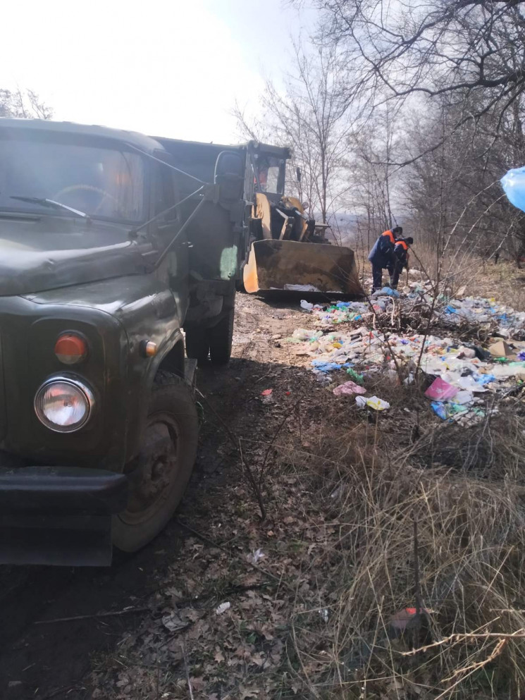 Дорожники вивезли 26 вантажівок сміття з…