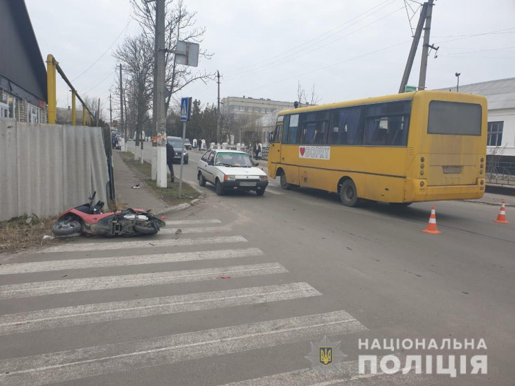 На Херсонщине мопед влетел в пассажирски…