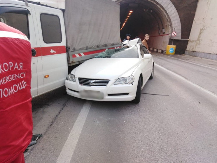 У Сочі легковик влетів під вантажівку, в…