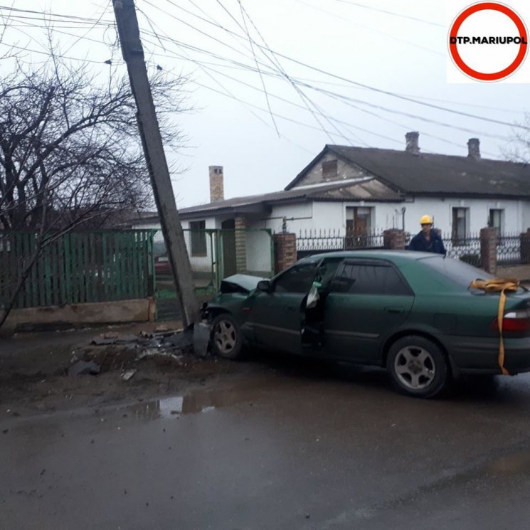 В Мариуполе водитель протаранил столб, с…