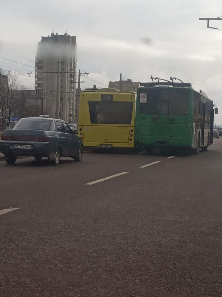 У Львові не розминувся автобус і тролейб…