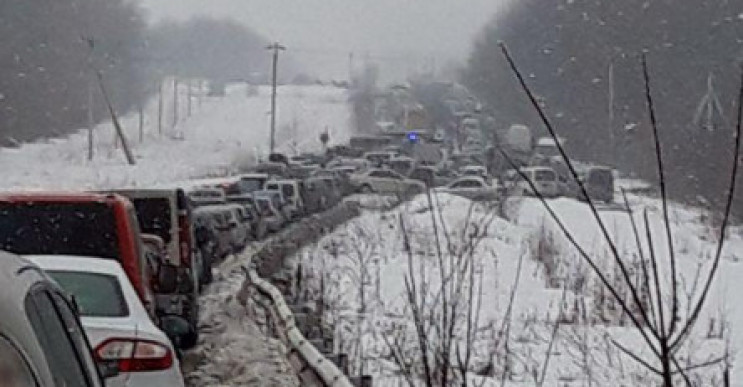 Під Донецьком зібралася шалена черга авт…