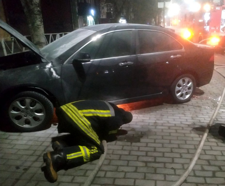 У Херсоні вночі спалахнув легковик Honda…