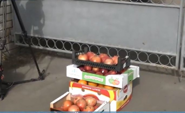 Волонтеры принесли фрукты эвакуированным…