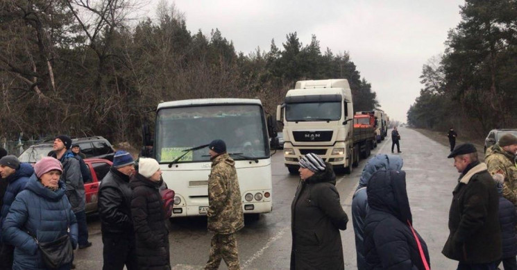 На Харківщині люди перекрили трасу, прот…