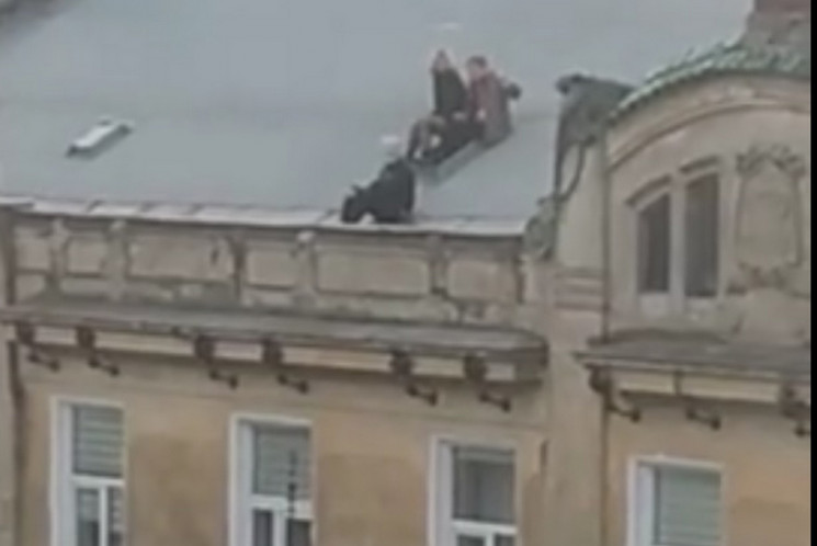На даху я: Як у Львові хлопець розважавс…