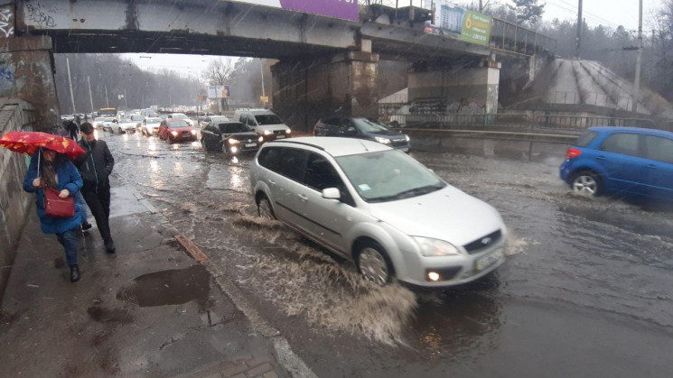 В Киеве, возле метро "Сырец", из-под зем…