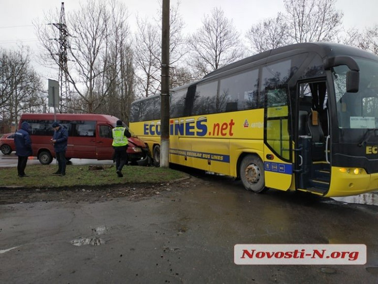 В Николаеве маршрутка врезалась в междун…