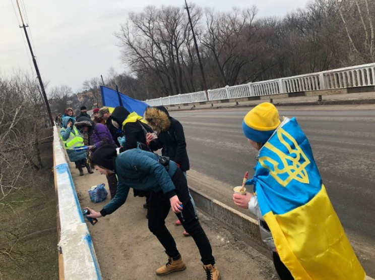 Волонтеры из Харькова раскрасили мост в…
