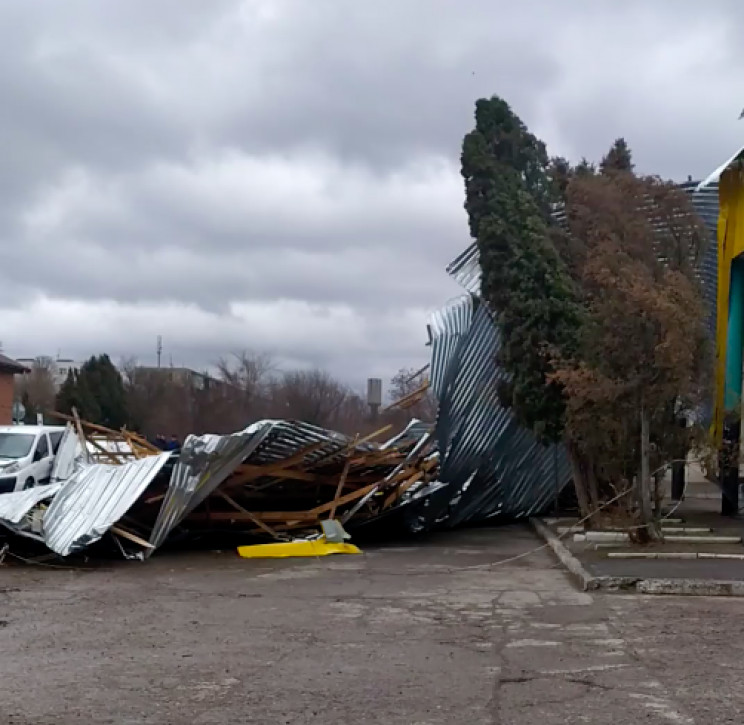 У Ладижині дах з будівлі автовокзалу зду…