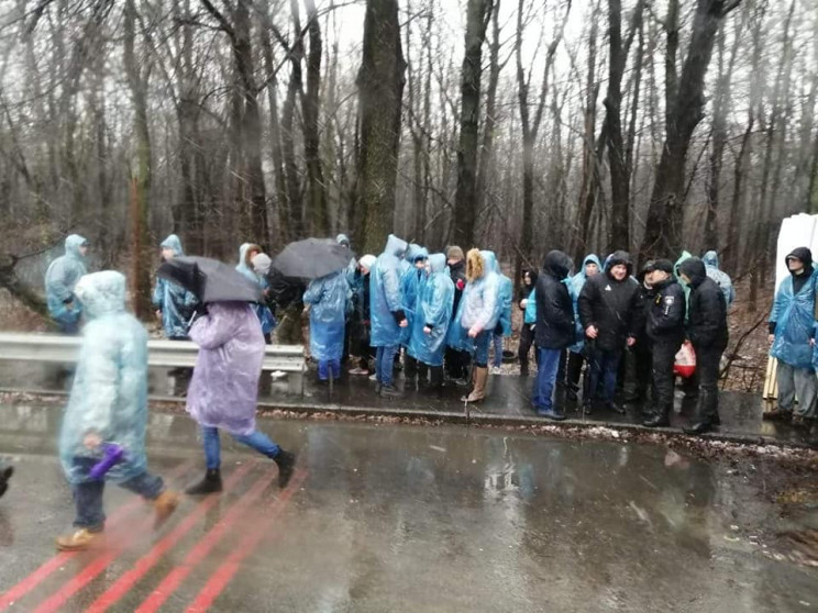 Люди йдуть пішки: Одеську трасу під Києв…