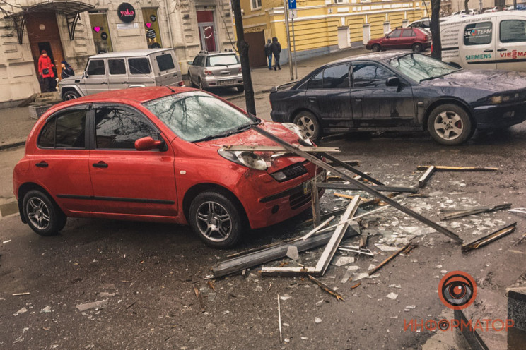 В центре Днепра балкон ветром "сдуло" на…