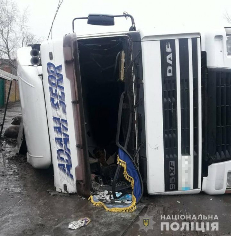 На Харківщині перекинулася вантажівка зі…