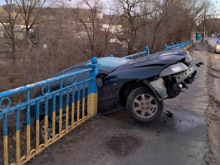 В Кривом Роге машина пробила ограждение…