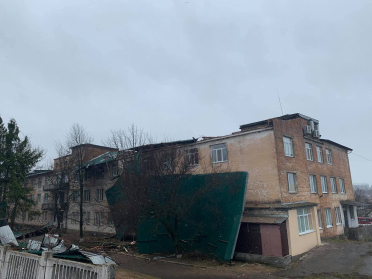 Покрівлю лікарні на Кропивниччині знесло…