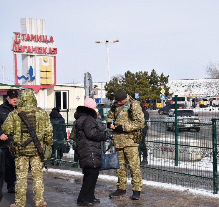 На КПВВ Донбасу за добу черги збільшилис…