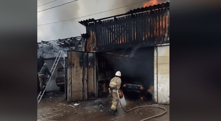 Масштабный пожар в Межгорье: Горят гараж…