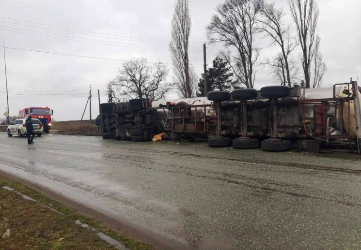 На Дніпропетровщині трасу залило олією з…