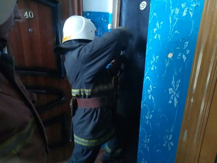 На Харьковщине спасателям пришлось ломат…