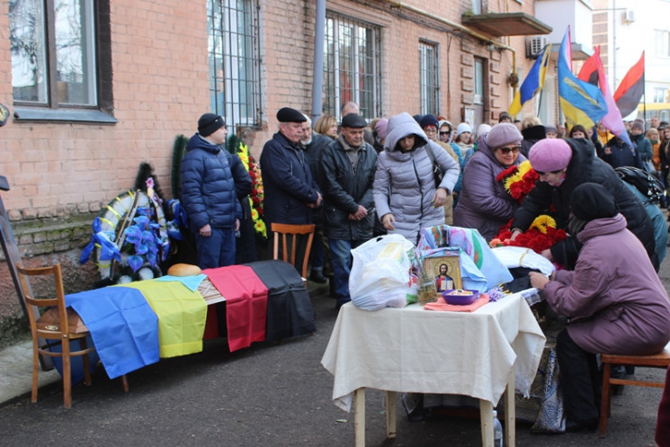 У Кропивницькому сотні людей провели в о…