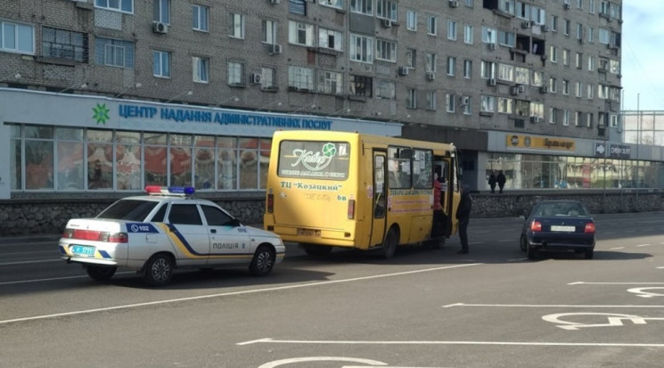 В Запорожье автобус с пассажирами попал…