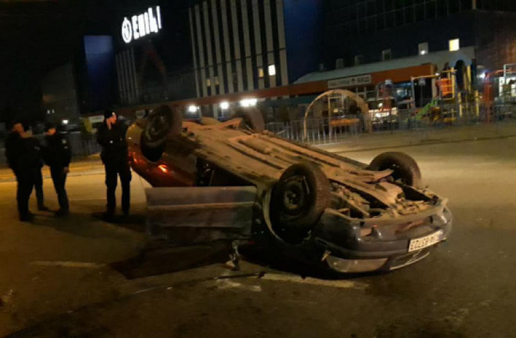 Серед Львова п'яний водій перекинув авто…
