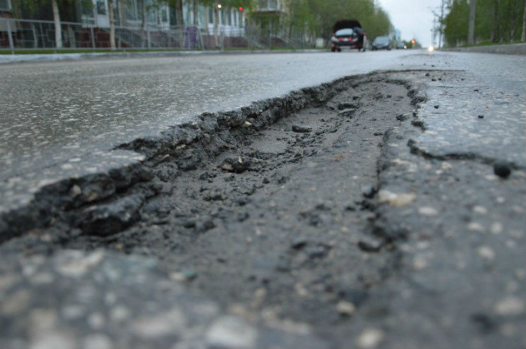 В Украине начали ремонтировать дороги в…