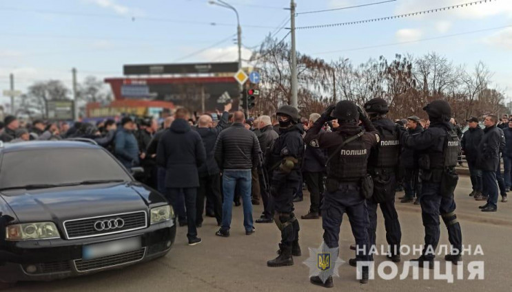 На "Барабашово" в Харькове неизвестные п…