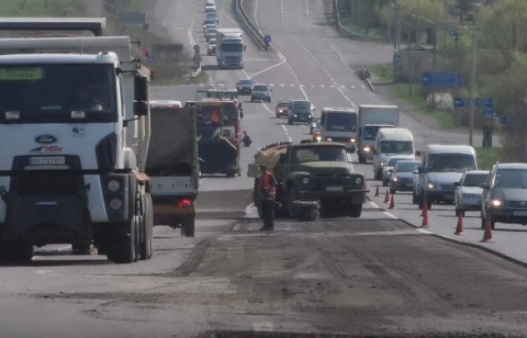 Как ремонтируют трассу "Киев - Чоп" в пр…