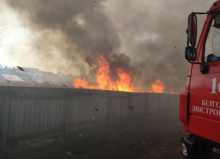 В Белгород-Днестровском пламя с горящих…