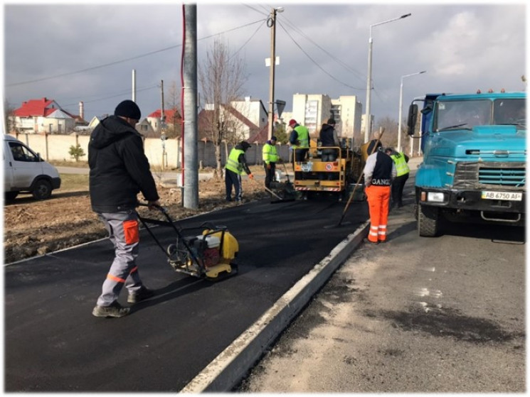 На околиці Вінниці ремонтують тротуари…