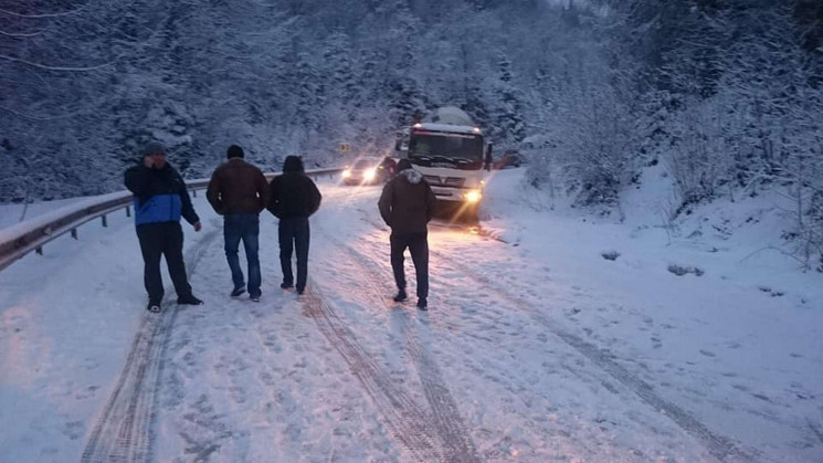 Снігопад зупинив рух транспорту на перев…