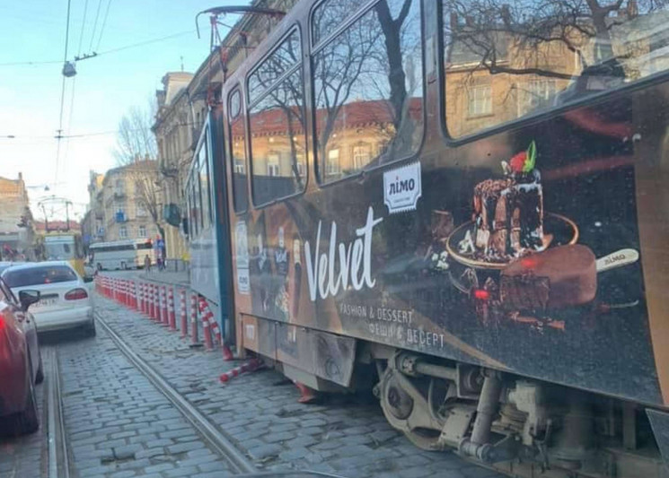 У  Львові трамвай з морозивом злетів з к…