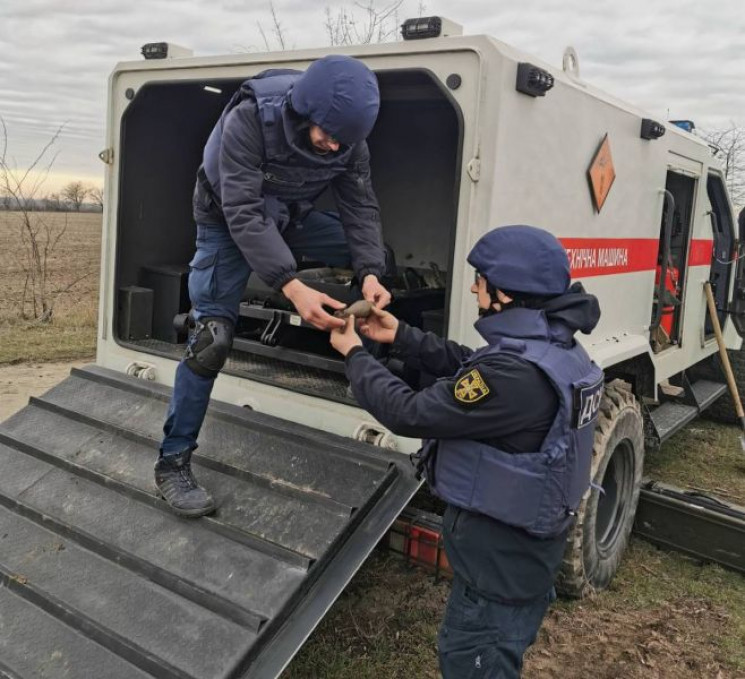 В Маріуполі посеред вулиці знайшли міном…