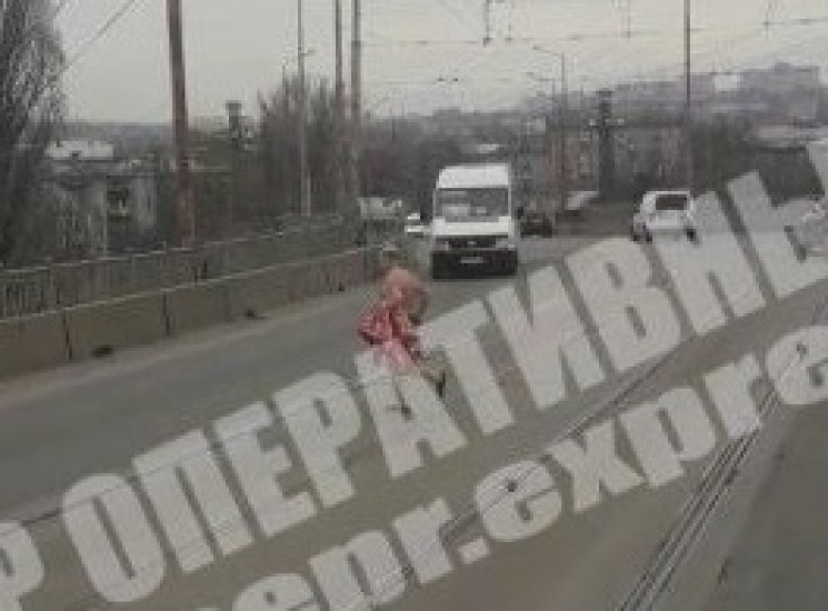 Голий мужчинчик шокував Дніпро (відео)