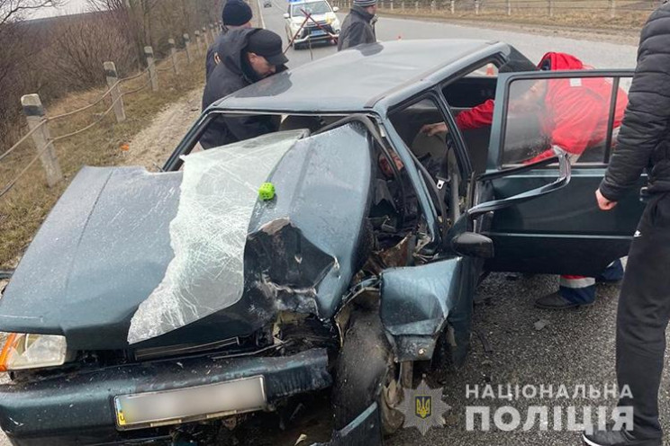 Ледь живою дістали водійку з понівеченог…