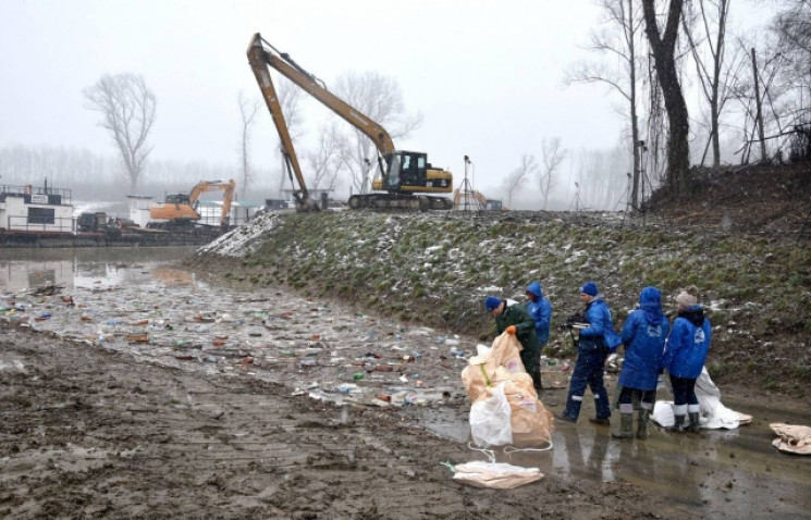 Закарпатцы в Венгрии убирали мусор, кото…