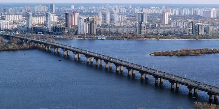 На мосту Патона в Києві прорвало теплотр…