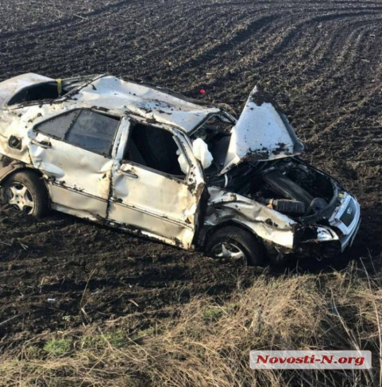 Під Миколаєвом автівка злетіла з траси т…