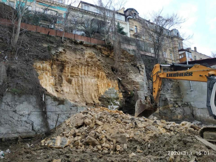 На Військовому узвозі ведуться незаконні…