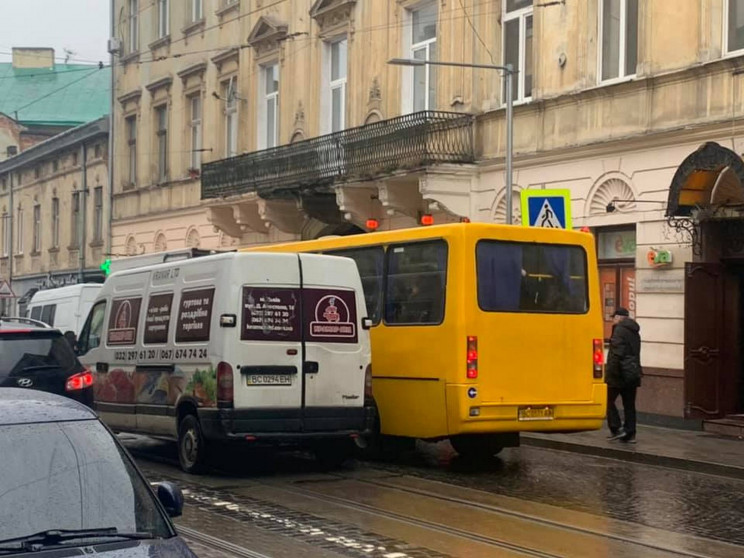 У центрі Львова зіткнулися маршрутка і б…