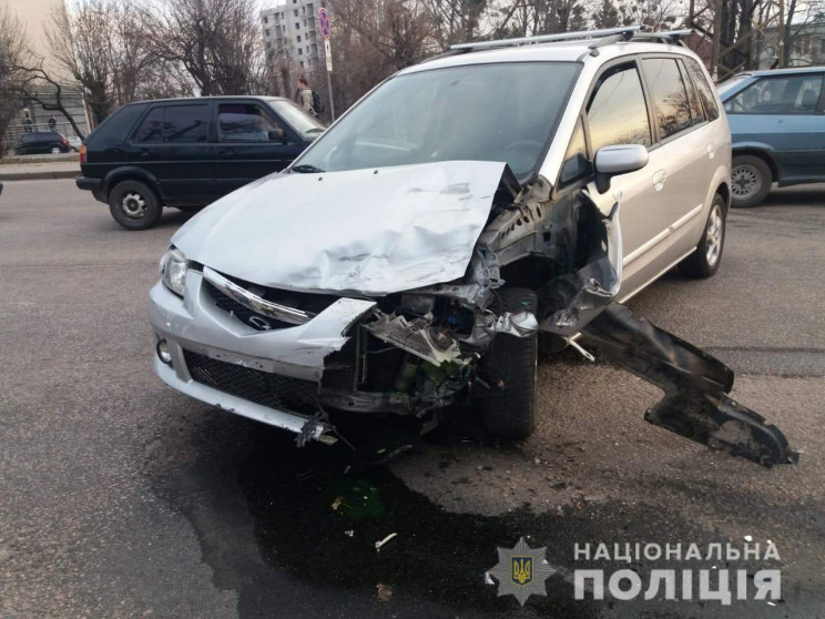 В Харькове столкнулись авто и мотоцикл:…
