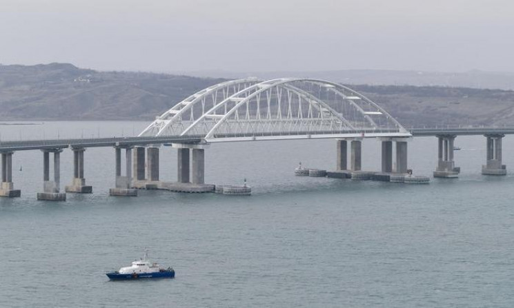 Окупанти пустили Кримським мостом електр…