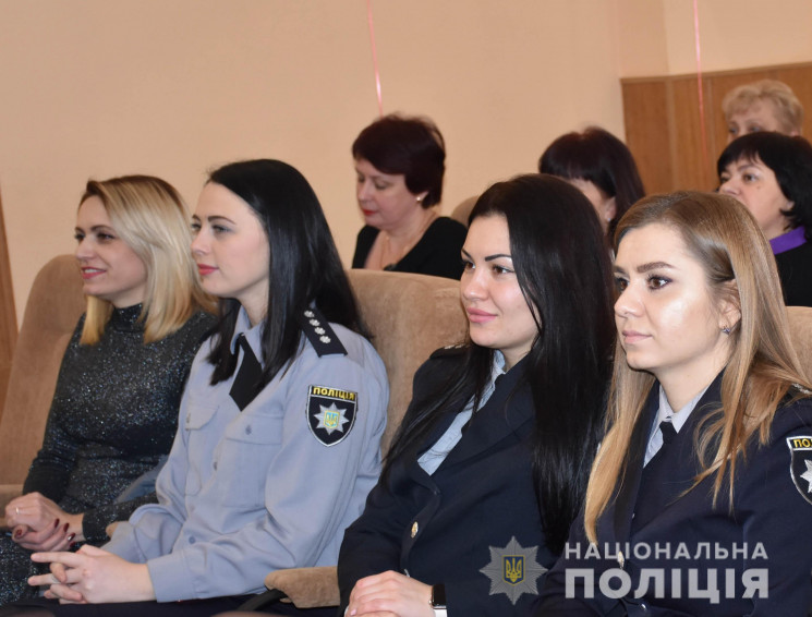 В Кропивницком поздравили женщин-полицей…