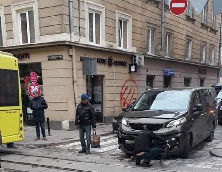 У центрі Львова автобус зачепив легковий…