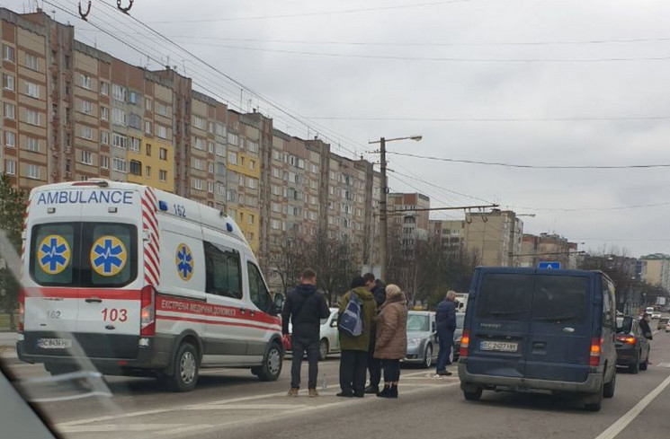 На Сихові автомобіль збив велосипедиста…