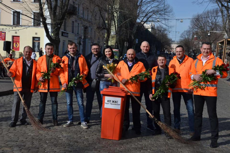 В праздник 8 Марта коммунальщики спели д…