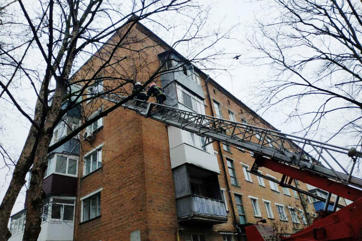 Надзвичайники зняли з підвіконня п'ятого…