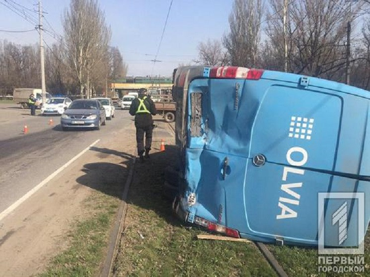 У Кривому Розі легковик "перекинув" мікр…