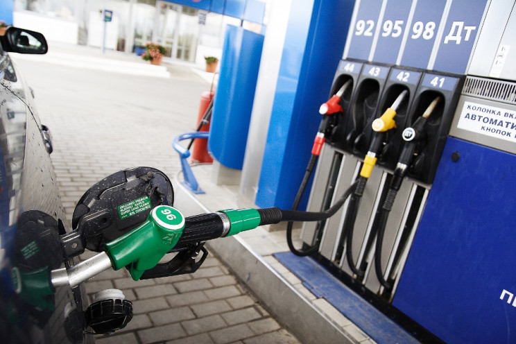 На українських АЗС ціни на бензин мали б…